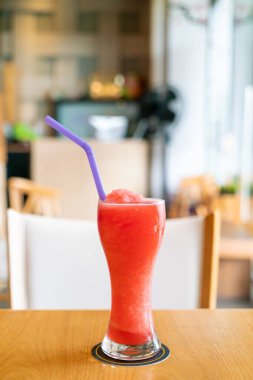 Kafe restoranında karpuz karışımı smoothie bardağı