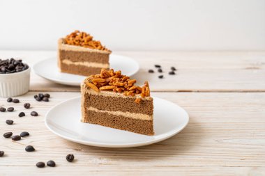 Ev yapımı kahve badem keki beyaz tabakta.