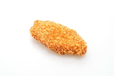 Kızarmış tavuk göğsü bifteği beyaz arka planda izole edilmiş.