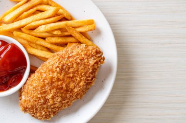 Kızarmış tavuk göğsü fileto biftek yanında patates kızartması ve ketçap.