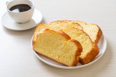 Kahvaltıda kahveli tatlı patates ekmeği.