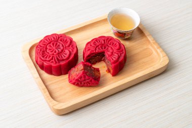 Çin ay pastası, ahşap tabakta kırmızı fasulye aroması.