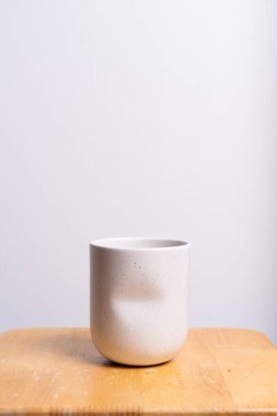 boş ve güzel kil saksı ahşap masada