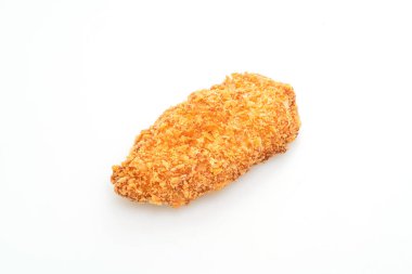 Kızarmış tavuk göğsü bifteği beyaz arka planda izole edilmiş.