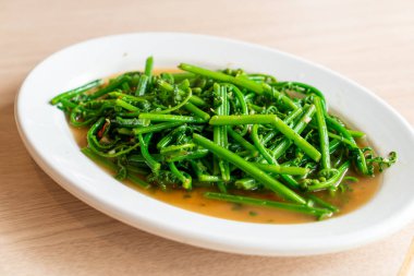 İstiridye soslu kavrulmuş berduş eğreltiotu. Asya usulü.