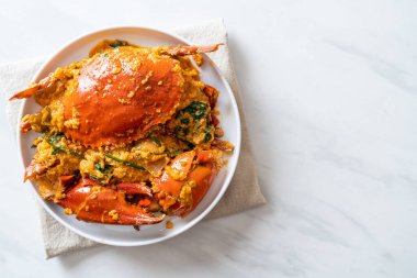 Köri tozuyla kızartılmış yengeç - Deniz ürünleri tarzı