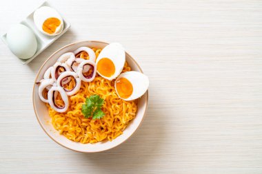 Mürekkep balığı ya da ahtapot kaseli tuzlu erişte.