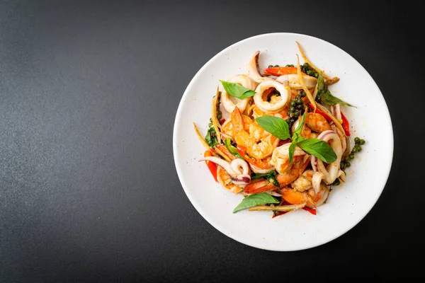 Kızarmış baharatlı deniz yemekleri (Pad Cha Talay) - Tayland yemeği tarzı