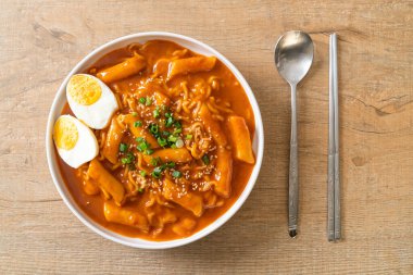 Kore hazır şehriyesi ve Kore baharatlı soslu Tteokbokki, Rabokki - Kore yemeği tarzı.