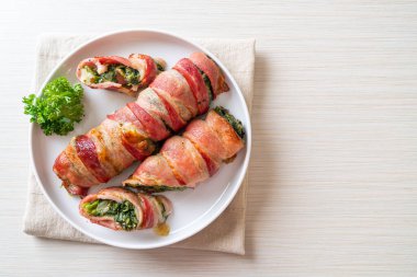 Fırında domuz pastırması, ıspanak ve peynir.