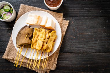 Pork Satay ve Ciğer Satay. Ekmek, fıstık sosu ve turşu. Salatalık dilimleri ve soğan sirkeli.