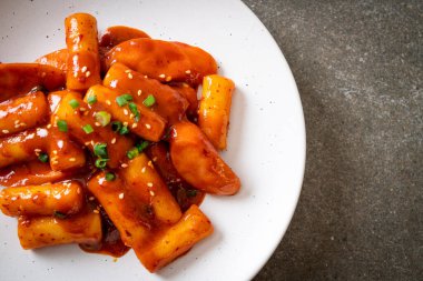 Baharatlı sosisli Kore pirinç keki çubuğu (Tteokbokki) - Kore yemeği tarzı