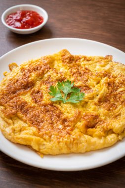 Omlet ya da ketçaplı omlet.