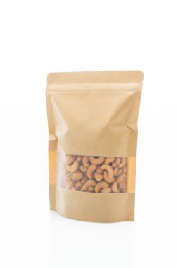 Beyaz arka planda izole edilmiş kaju fıstığı torbası.