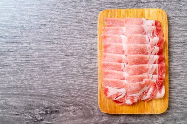 Dilimlenmiş taze domuz filetosu.
