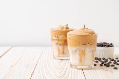 Dalgona kahvesi. Krem şantili buzlu içecek, kahve köpüğü ve süt. Covid-19 şehir karantinası sırasındaki son moda içki, ev konseptinde kalın..