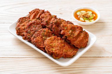 Kızarmış balık köftesi ya da kızarmış balık keki. Asya usulü.