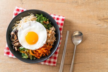 Bibimbap, Kore baharatlı salata pilav ve sahanda yumurta. Geleneksel Kore yemeği tarzı.