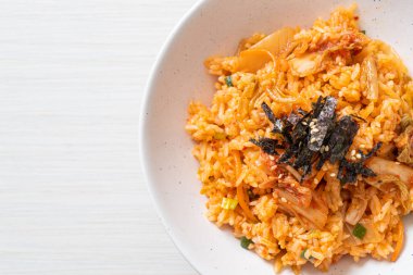 Kore usulü deniz yosunu ve beyaz susamlı kimchi pilavı.