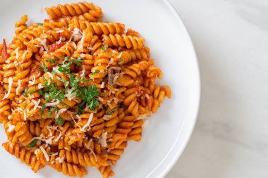 domates soslu ve peynirli spiral veya spiralli makarna - İtalyan yemek tarzı