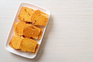 tereyağlı ve şekerli kızarmış ekmek.