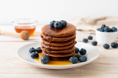 Yaban mersinli ve ballı krep yığını.