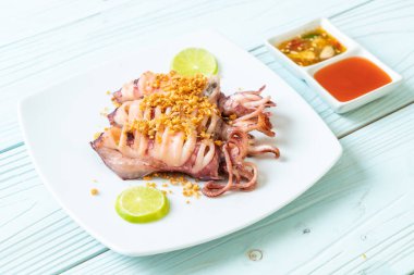 Sarımsaklı kızarmış kalamar - deniz ürünleri tarzı.