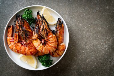Izgara kaplan karidesi ya da limonlu karides.