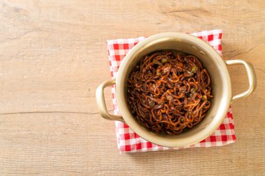 Kore siyah spagettisi ya da kavrulmuş Chajung soya soslu hazır şehriye (chapagetti) - Kore yemeği tarzı