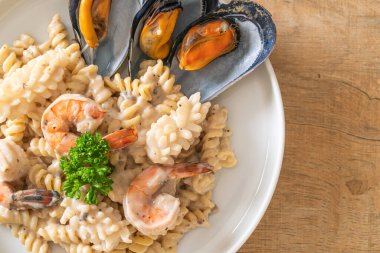 İtalyan usulü baharatlı makarna mantar krema sosu.