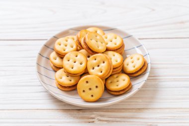 Hindistan cevizli bisküvi ve ananas reçeli.