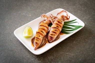Tabakta teriyaki soslu ızgara kalamar.