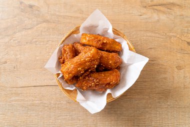 Kızarmış patates. Susamlı. Tayland usulü.