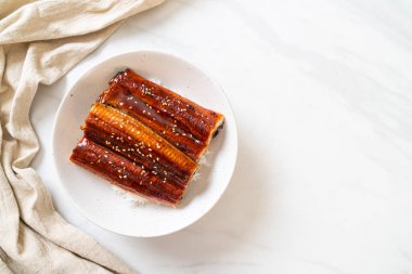 Japon yılan balığı pilav kasesi ya da Unagi don ile kızartılır.
