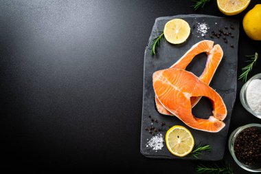 İçinde malzeme olan taze çiğ somon filetosu bifteği.