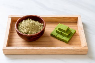Taze ve yumuşak kibrit, yeşil çay tozlu yeşil çikolata.