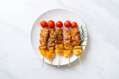 Tabakta ızgara domuz eti şişi.