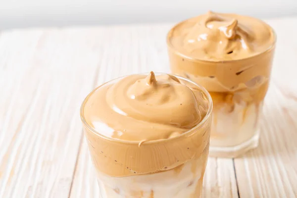 Dalgona Kaffee Geeiste Flauschig Cremige Schlagsahne Trendgetränk Mit Kaffeeschaum Und — Stockfoto