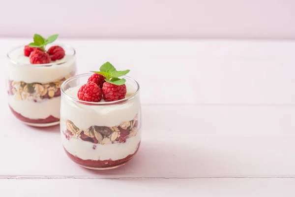 Verse Frambozen Yoghurt Met Granola Gezonde Voedingsstijl — Stockfoto