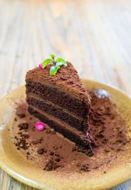 Kafe ve restoranda naneli çikolatalı pasta.