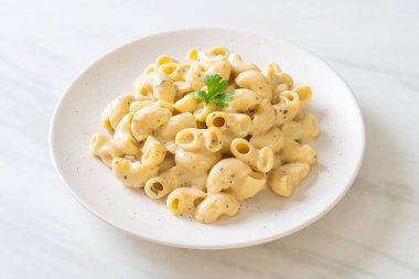 Fırında makarna ve peynir.