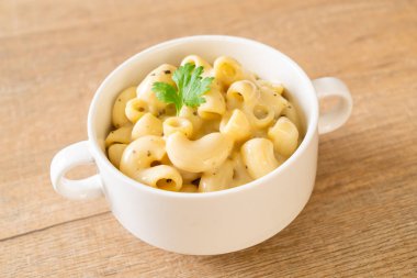 Fırında makarna ve peynir.