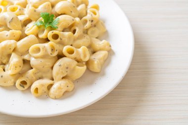 Fırında makarna ve peynir.