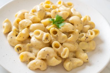 Fırında makarna ve peynir.