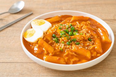 Kore hazır şehriyesi ve Kore baharatlı soslu Tteokbokki, Rabokki - Kore yemeği tarzı.