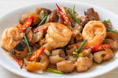 Karidesli haşlanmış deniz hıyarı Asya usulü.