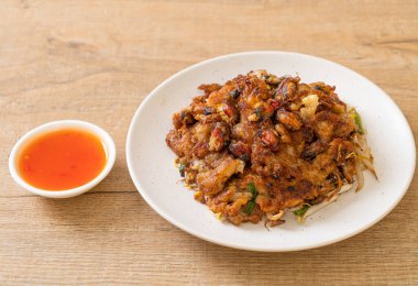 Kızarmış midyeli krep ya da midyeli omlet.