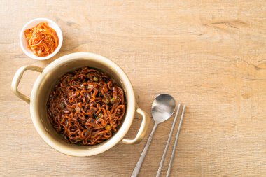 Kore siyah spagettisi ya da kavrulmuş Chajung soya soslu hazır şehriye (chapagetti) - Kore yemeği tarzı