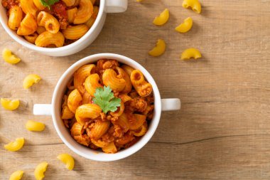 Domates soslu makarna ve kıymalı domuz eti, Amerikan usulü pirzola, Amerikan usulü gulaş.