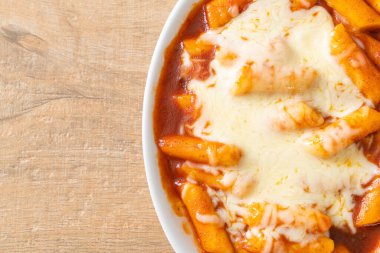 Peynirli Kore soslu Kore pirinç keki, peynirli Peynirli Tokpokki, Peynirli Tteokbokki - Kore yemeği tarzı